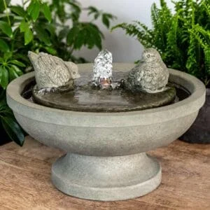 case dùng: đặt đài phun nước để bàn cạnh chậu cây giúp không gian “chill”