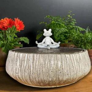 đài phun nước để bàn hình chim non màu xám be nhìn rất “ấm”