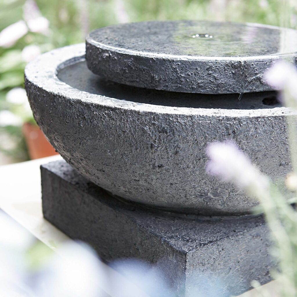 thác nước để bàn cho thiền định nhóm: lưu ý số lượng, âm lượng và vị trí