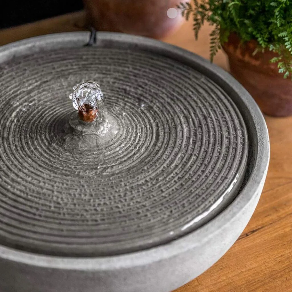 đài phun nước để bàn 28–30cm tối ưu diện tích bàn 1m2