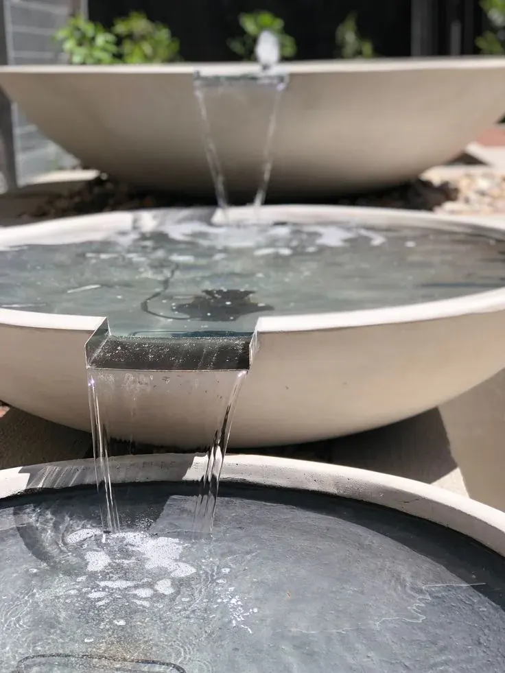 đài phun nước để bàn cho thiền sáng: nên rửa nước mới hay giữ nguyên nước cũ?