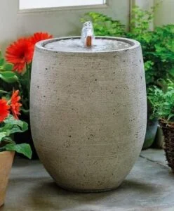 đặt bàn trà trung tâm tạo điểm nhấn