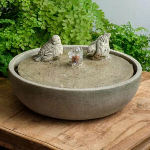 đặt trung tâm bàn họp nhỏ tạo không khí dịu nhẹ