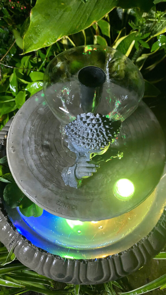 Thác nước mini để bàn nên thay nước tinh khiết hay lọc RO để bền bơm?