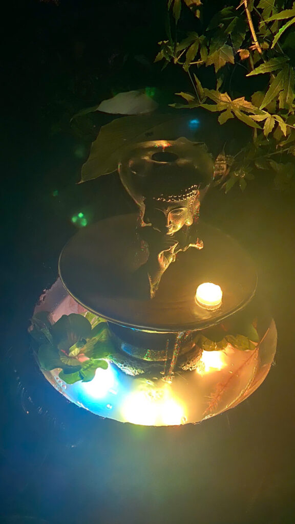 Đặt đài phun nước để bàn với đèn bàn cùng hướng hay chéo nhau đẹp hơn?