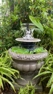 đồ decor bàn Bookstore gỗ sẫm + xám trung tính