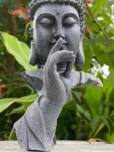 đồ decor bàn studio dùng đèn LED dịu 3000K